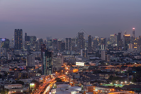 曼谷的天空景象与摩天大楼在曼谷商业区 晚上美丽的黄昏给城市带来了现代风格 笑声旅行建筑学日落街道蓝色阳光建筑物戏剧性市中心天际图片