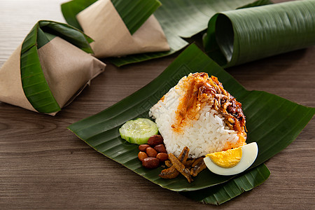 香蕉叶的Nasi Lemak包 马来西亚流行早餐马来语盘子食物叶子香蕉不倒翁美食桌子图片