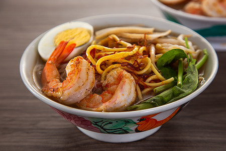 华人在马来西亚和新加坡流行的一流风味肉汤美食香料面条辣椒盘子海梅小贩街道食物图片