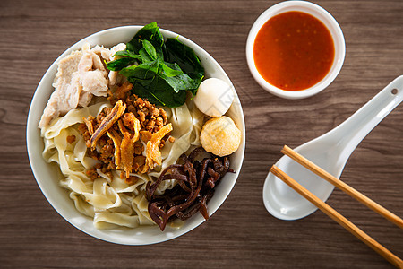 马来西亚商贩食品潘米Pan Mee是用一个简单的面粉面状面团做成的猪肉盘子食物蔬菜午餐小贩面条平底锅板面美食背景图片