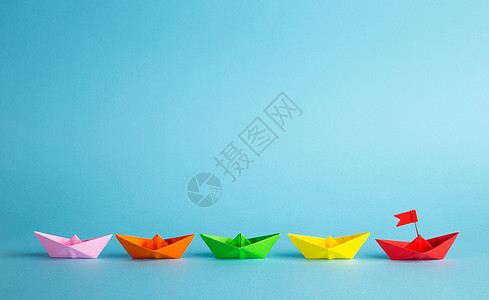 红领头纸船在蓝背景上领先 领导理念 掌舵领导者经理导师钥匙旅行统治指导竞赛船舶人物图片