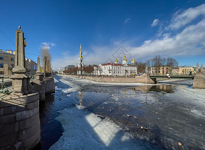 俄罗斯 圣彼得堡 2021 年 4 月 1 日 圣尼古拉斯海军大教堂的钟楼在阳光明媚的春天 克留科夫和格里博耶多夫运河上的冰流 图片