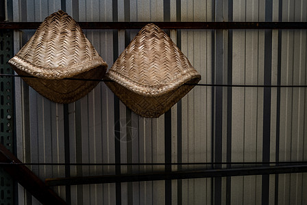 两辆竹篮式蒸米或粘糊米的竹子蒸汽车挂在不锈钢围栏上糯米烹饪食物桌子国家棕色农村栅栏工艺文化图片
