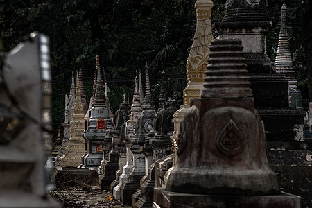 塔 称为 chedi 包含泰国人家庭成员的骨灰 在佛教寺庙中 佛教骨灰胸部信仰艺术骨头佛塔建筑学宗教历史性菩提佛教徒背景图片