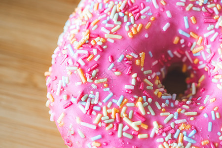 糖喷洒的粉红色甜甜甜圈带 贴近画面庆典味道糖果糖霜甜食蛋糕食物生活方式糖链粉色图片