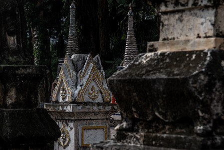 塔 称为 chedi 包含泰国人家庭成员的骨灰 在佛教寺庙中 佛教骨灰胸部菩提建筑学佛塔骨头历史性宗教艺术信仰佛教徒背景图片