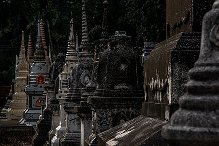 塔 称为 chedi 包含泰国人家庭成员的骨灰 在佛教寺庙中 佛教骨灰信仰艺术宗教骨头建筑学菩提佛塔历史性胸部佛教徒背景图片