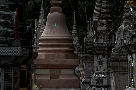 塔 称为 chedi 包含泰国人家庭成员的骨灰 在佛教寺庙中 佛教骨灰历史性信仰佛教徒建筑学菩提艺术胸部佛塔宗教骨头背景图片