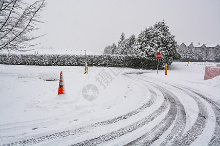 冬季轮胎在雪路转弯处留下痕迹 前面有停车牌橙子警告情况气候路标锥体温度树篱单程危险图片