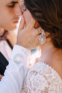 特写镜头 新婚夫妇几乎要接吻了 新郎用手抚摸新娘的脸颊 在黑山 佩拉斯特拍摄的精美婚纱照图片