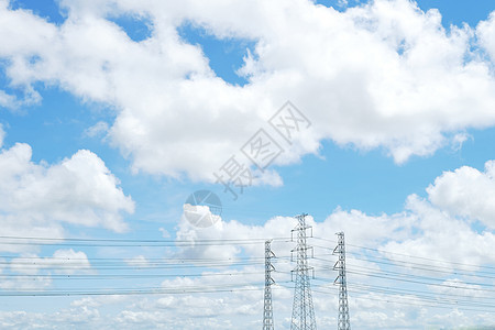高压输电塔和电线高压发射塔及电线的蓝色天空和白云图片