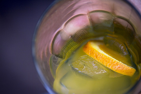 橙汽水在一个晶玻璃杯中加一块天然橙子口渴冰块饮料食物气泡苏打杯子液体水晶酒精图片