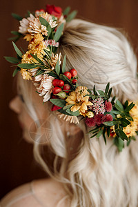 新娘头上戴着干鲜花的结婚花圈派对婚礼红色花朵金发女郎发型图片