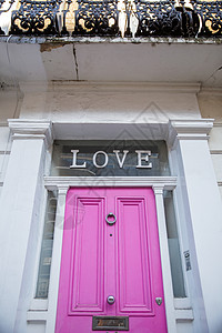 英国白宫的粉红门上的爱情之词城市窗户街道字母财产人像邻里建筑学旅行天空图片