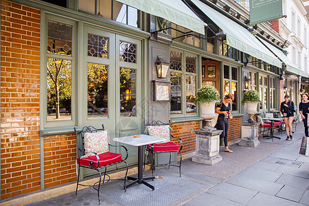 英国餐馆外的简便金属椅子和餐桌桌子店铺食物建筑学城市餐厅窗户英语财产旅行图片