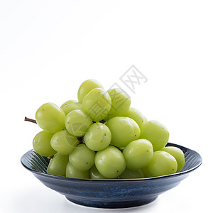 美丽的一帮神马斯喀特绿葡萄 在蓝色的盘子上 孤立在白色背景甜点礼物营养奢华收成剪裁农业饮食产品销售图片