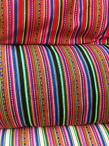 秘鲁手工制作的羊毛面料骆驼毯子几何学手工业地毯展示工匠销售工艺市场图片