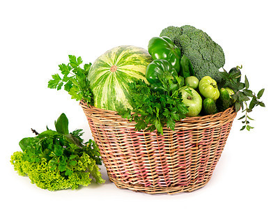 柳条篮中的绿色蔬菜  西兰花 西葫芦 黄瓜 西瓜 葡萄 辣椒 苹果和生菜厨房叶子烹饪收成洋葱营养市场美食沙拉食物图片