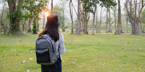 来自大学的年轻学生在公园里享受短途旅行 并在他们感兴趣的时候看一些东西 学习 教育 大学 学院 研究生概念图片