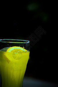 橙汽水在一个晶玻璃杯中加一块天然橙子杯子液体饮料玻璃冰块气泡苏打口渴酒精食物图片