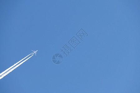 空中一架喷气式飞机 从蓝天的喷气式飞机飞来双轨喷射天空航班航空图片