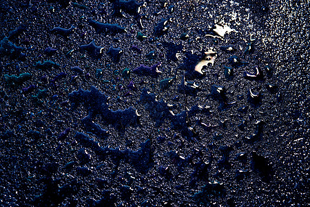 汽车或卡车下漏水造成的湿沥青油渍紫色危害力量生物气体艺术燃料街道海滩润滑脂图片