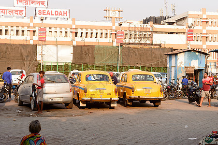 加尔各答的黄色出租车停在 Sealdah 站台正门外的预付费出租车亭 Sealdah 火车站大楼外景 印度加尔各答 2021 年图片