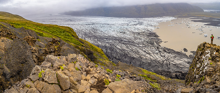 冰岛南部冰川及游客 在南冰岛的Skaftafel附近游荡火山峡谷吸引力苔藓戏剧性悬崖冰山全球观光旅行图片