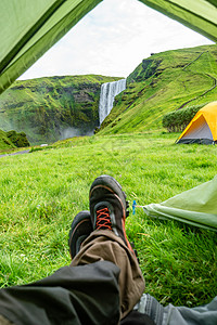 在著名的Skogarfos瀑布前搭帐篷的露营地点 夏季在冰岛徒步旅行生态远足环境吸引力山脉火山花朵背包场地自由图片