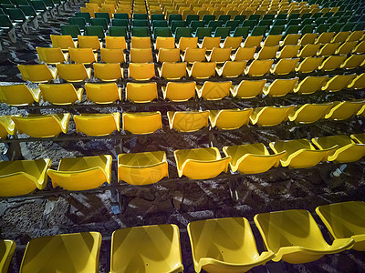 体育场或圆形剧场看台上空荡荡的红色塑料椅子 看台上有许多空座位供观众使用会议竞技场大厅剧院站立框架空白礼堂长椅足球图片