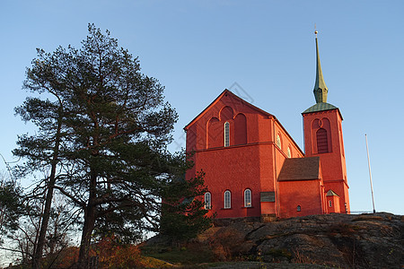 瑞典山丘上的红砖教堂图片