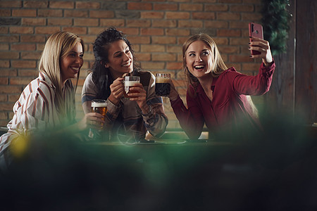 酒吧里的朋友啤酒乐趣金发女郎女朋友照片快乐自拍成人女性微笑图片
