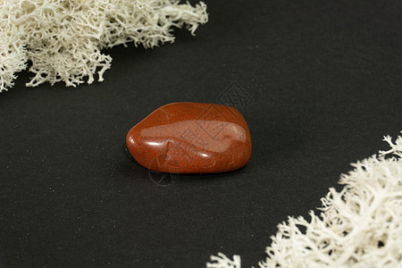 来自巴西的红碧玉 在黑背景的自然矿物石头 矿物学 地质学 宝石魔法 半宝石和矿物样品 特写微距照片宏观诞生石补给品宝石学水晶奢华图片