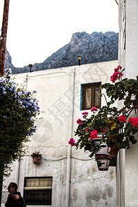 西班牙南部一个小村庄内狭小的街道灯笼房子艺术历史建筑城市人行道石头画报窗户图片
