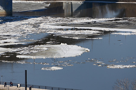 河上有泉水冰 河上有冰雪漂浮图片
