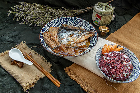 用甜大豆酱蒸的沙门卡布托尼 配有金针蘑菇和姜粉 还有稻草米鲑鱼厨房文化烹饪美食盘子餐厅奢华海鲜蒸汽图片