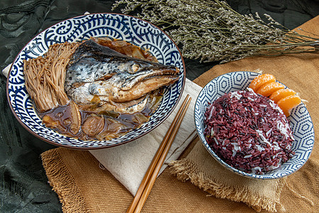 用甜大豆酱蒸的沙门卡布托尼 配有金针蘑菇和姜粉 还有稻草米煮沸蒸汽厨房烹饪餐厅海鲜饮食食物鲑鱼美食图片