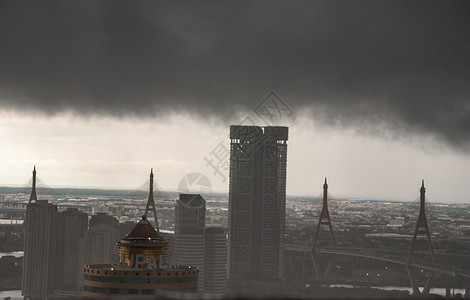 暴雨前的乌云正笼罩着这座城市 一场大暴雨使曼谷的旅行变得困难 曼谷正在酝酿乌云图片