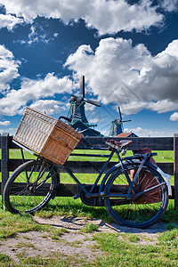 有风车和蓝天背景的自行车 荷兰阿姆斯特丹附近风景秀丽的乡村景观建筑村庄农村旅行天空游客历史性农场旅游环境图片