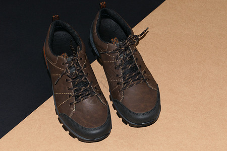 男人的鞋子是时尚棕色 在黑灰背景上运动鞋地方广告运动黑色蒸汽目录灰色季节图片