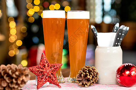 啤酒杯 圣诞节杯 新年玩具 装饰品 有bokoh背景的礼品图片