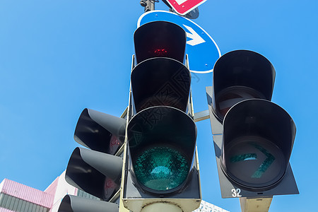 行人和自行车的绿灯和红色交通灯信号车道城市塑料天空控制安全红绿灯警告蓝色图片