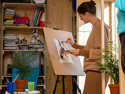 女艺人在家里画小裤图片