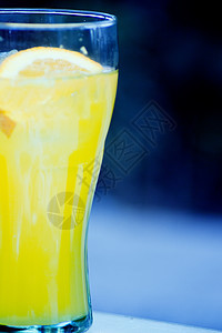 橙汽水在一个晶玻璃杯中加一块天然橙子食物冰块酒精气泡液体口渴玻璃苏打水晶饮料图片