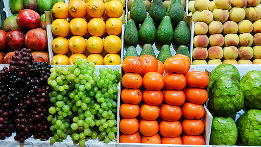 将新鲜水果和蔬菜在市场柜台摊开图片