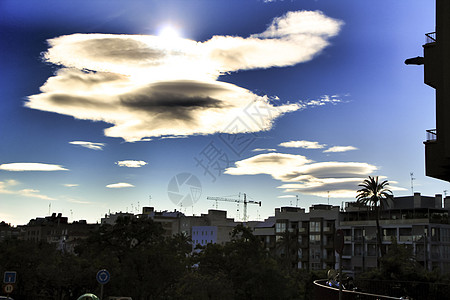 叶尔切市上空的长云日落城市天气戏剧性公园景观街道荚状建筑物蓝色图片