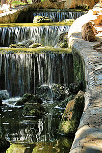 鸭架雷纳索非亚公园在瓜尔达马的瀑布苔藓茶点鸭塘壁架流动石头放松力量晴天溪流背景