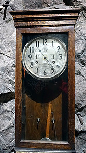 一个古老的祖父钟表 躺在墙上小时商业金子金属测量圆圈机器口袋数字乐器图片