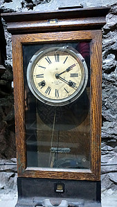 一个古老的祖父钟表 躺在墙上机器商业历史时间数字木头古董金属技术口袋图片
