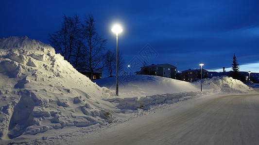 位于瑞典基律纳市中心的一条雪路之一蓝色小路旅行太阳天空季节街道城市场景公园图片